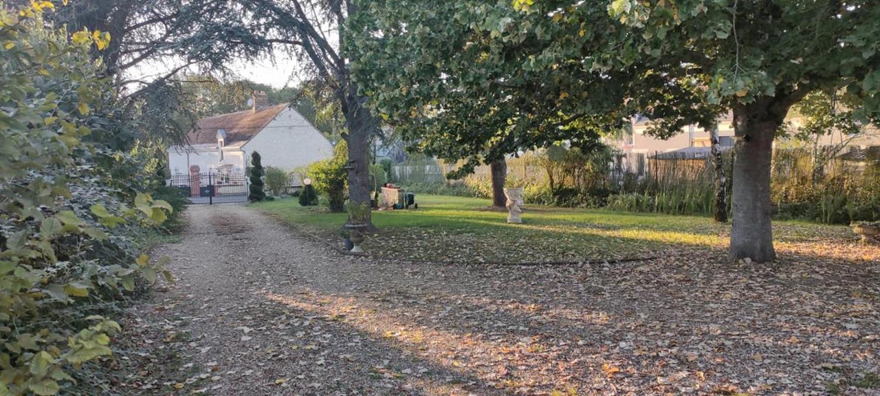 Le Gite De Poulas Couffy Exteriör bild
